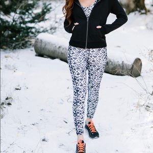 Women’s ZYIA Snow Leopard Pocket Brilliant High Rise 24” Sz 6-8